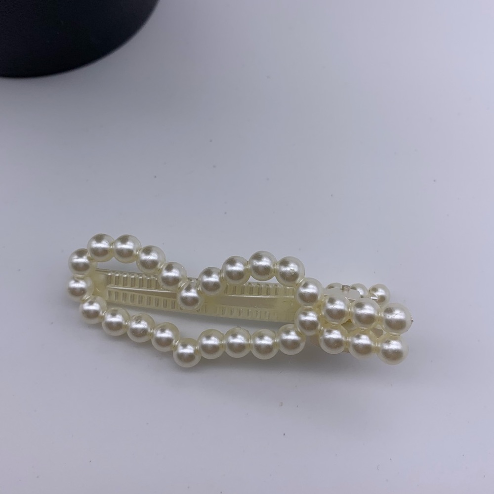 Chic new faux pearl hair Clip